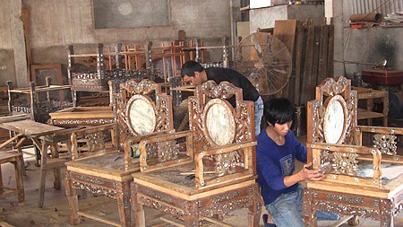 Visiting Hai Minh carpentry village - ảnh 1